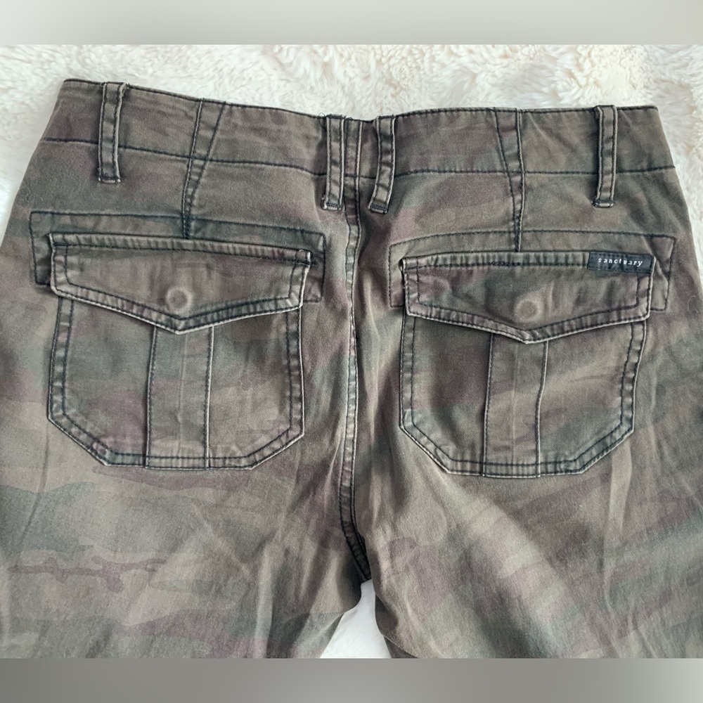 SANCTUARY Peace Trooper Camo jogger pants with side zipper at the hem. Size 25 - Picture 6 of 14